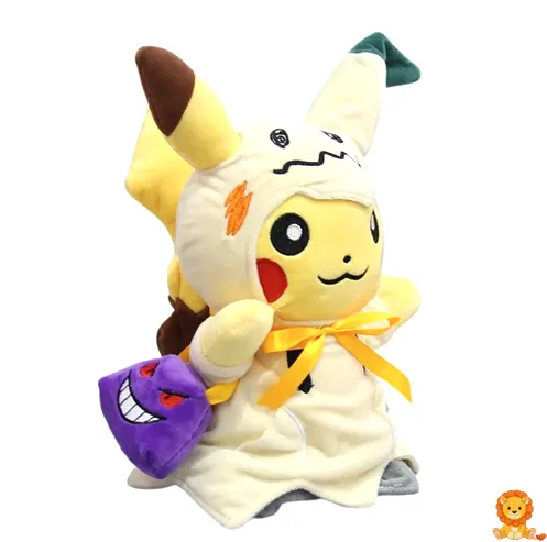 ミミッキュの衣装を着た、愛らしいピカチュウのぬいぐるみ。丁寧に作られたディテールが特徴で、ポケモンファンに最適です。 - View 2