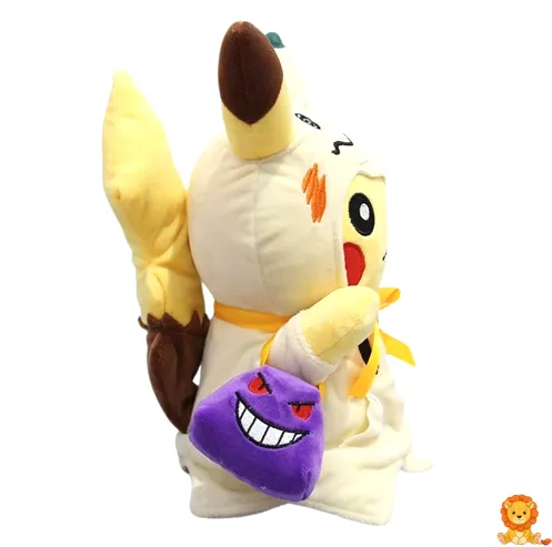 ミミッキュの衣装を着た、愛らしいピカチュウのぬいぐるみ。丁寧に作られたディテールが特徴で、ポケモンファンに最適です。 - View 3