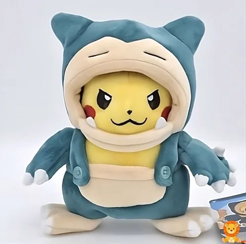 カビゴンの衣装を着た、丸くて愛らしいピカチュウのぬいぐるみ。特徴的なカビゴンの腹部の模様とピカチュウの頬が特徴。高品質な素材を使用し、すべてのポケモンファンに最適。 - View 2