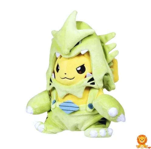 ティラノサウルスのかわいいコスチュームを着たピカチュウのぬいぐるみ。鮮やかな色使いと丁寧な作りが特徴で、ポケモンファンや恐竜好きにはたまらない一品です。 - View 3