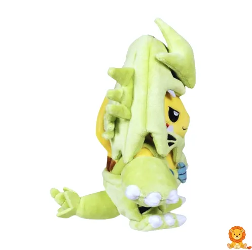 ティラノサウルスのかわいいコスチュームを着たピカチュウのぬいぐるみ。鮮やかな色使いと丁寧な作りが特徴で、ポケモンファンや恐竜好きにはたまらない一品です。 - View 4