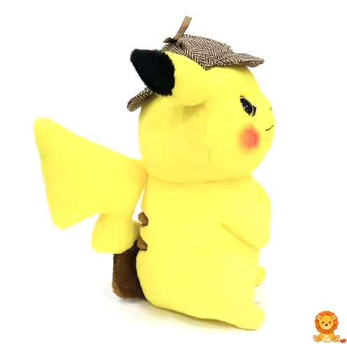 名探偵ピカチュウ ぬいぐるみ。帽子と探偵風の顔立ちが特徴。高品質な素材で作られており、コレクションやプレゼントに最適。 - View 2