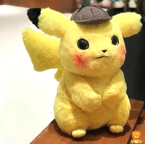 名探偵ピカチュウ ぬいぐるみ。帽子と探偵風の顔立ちが特徴。高品質な素材で作られており、コレクションやプレゼントに最適。 - View 4