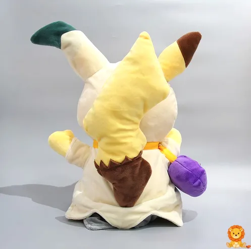 Plyšová hračka Pikachu ducha pro Halloween, oblečená v bílém prostěradle s otvory pro oči a ústa, ideální pro Halloweenskou výzdobu. - View 2