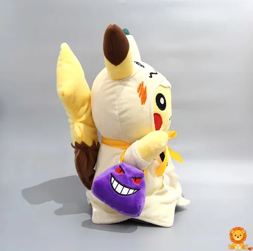 Plyšová hračka Pikachu ducha pro Halloween, oblečená v bílém prostěradle s otvory pro oči a ústa, ideální pro Halloweenskou výzdobu. - View 4