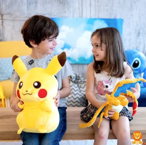 愛らしいピカチュウぬいぐるみ。明るい黄色、丸い頬、愛らしい笑顔が特徴。様々なサイズがあり、子供から大人まで楽しめます。 - View 3