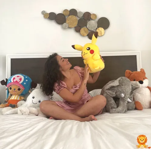 愛らしいピカチュウぬいぐるみ。明るい黄色、丸い頬、愛らしい笑顔が特徴。様々なサイズがあり、子供から大人まで楽しめます。 - View 8