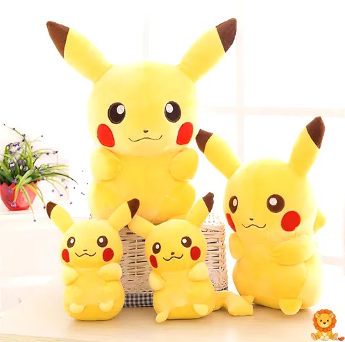 愛らしいピカチュウぬいぐるみ。明るい黄色、丸い頬、愛らしい笑顔が特徴。様々なサイズがあり、子供から大人まで楽しめます。 - View 2