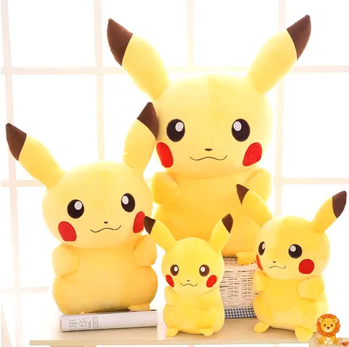 愛らしいピカチュウぬいぐるみ。明るい黄色、丸い頬、愛らしい笑顔が特徴。様々なサイズがあり、子供から大人まで楽しめます。 - View 5