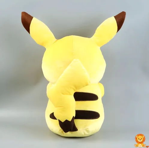 愛らしいピカチュウぬいぐるみ。明るい黄色、丸い頬、愛らしい笑顔が特徴。様々なサイズがあり、子供から大人まで楽しめます。 - View 7