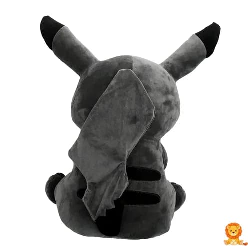 黒いピカチュウのぬいぐるみ。ソフトで抱きしめたくなる高品質の素材で作られています。細部までこだわったデザインで、ポケモンファンに最適です。 - View 2