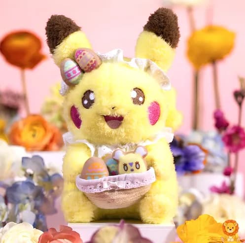 イースターエッグの飾りとパステルカラーのリボンをつけた、可愛らしいピカチュウのぬいぐるみ。春の装いで、お子様へのプレゼントに最適。 - View 5