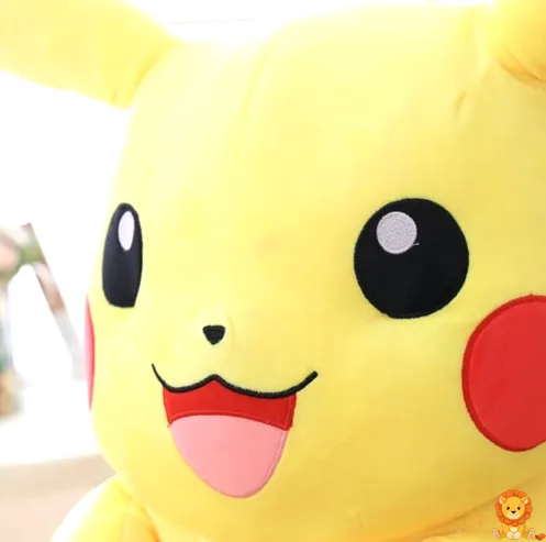 スーパーソフトなピカチュウぬいぐるみ。様々なサイズがあり、究極の柔らかさで抱きしめたくなるようなぬいぐるみです。 - View 10