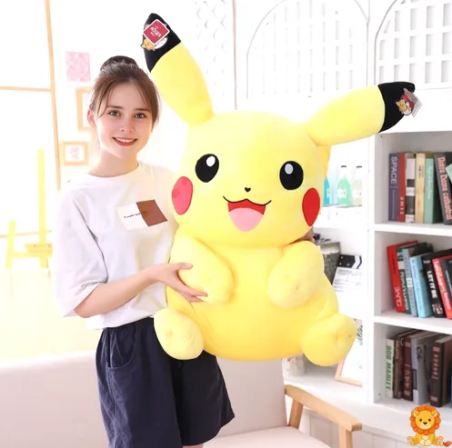 スーパーソフトなピカチュウぬいぐるみ。様々なサイズがあり、究極の柔らかさで抱きしめたくなるようなぬいぐるみです。 - View 7