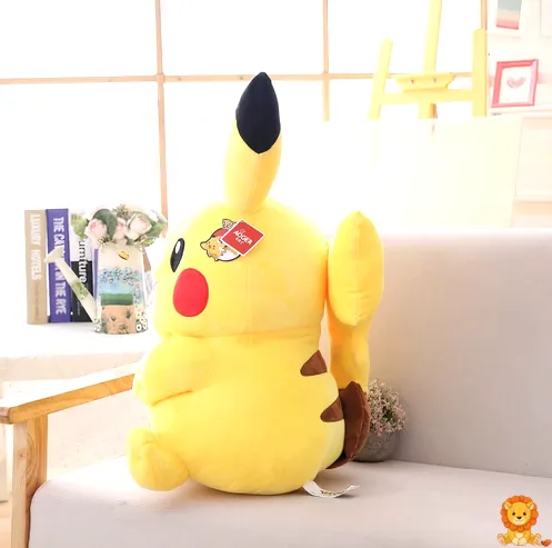スーパーソフトなピカチュウぬいぐるみ。様々なサイズがあり、究極の柔らかさで抱きしめたくなるようなぬいぐるみです。 - View 2