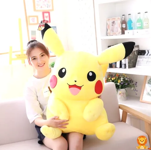 スーパーソフトなピカチュウぬいぐるみ。様々なサイズがあり、究極の柔らかさで抱きしめたくなるようなぬいぐるみです。 - View 5