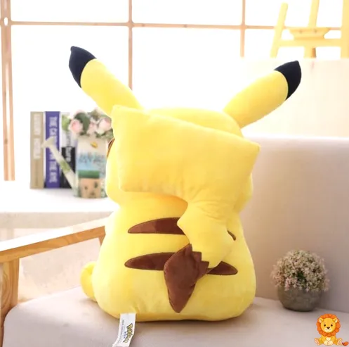 スーパーソフトなピカチュウぬいぐるみ。様々なサイズがあり、究極の柔らかさで抱きしめたくなるようなぬいぐるみです。 - View 6