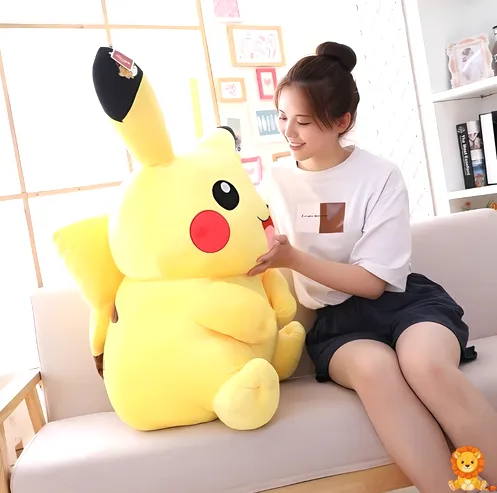 スーパーソフトなピカチュウぬいぐるみ。様々なサイズがあり、究極の柔らかさで抱きしめたくなるようなぬいぐるみです。 - View 12