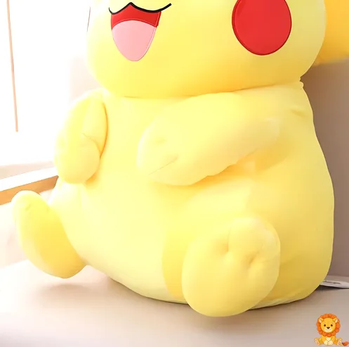 スーパーソフトなピカチュウぬいぐるみ。様々なサイズがあり、究極の柔らかさで抱きしめたくなるようなぬいぐるみです。 - View 11