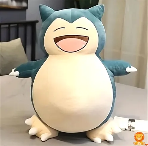 Smějící se plyšový Pokémon Snorlax, dostupný ve velikostech 30cm a 50cm. Měkký a mazlivý s veselým výrazem, ideální pro fanoušky Pokémonů všech věkových kategorií. - View 3