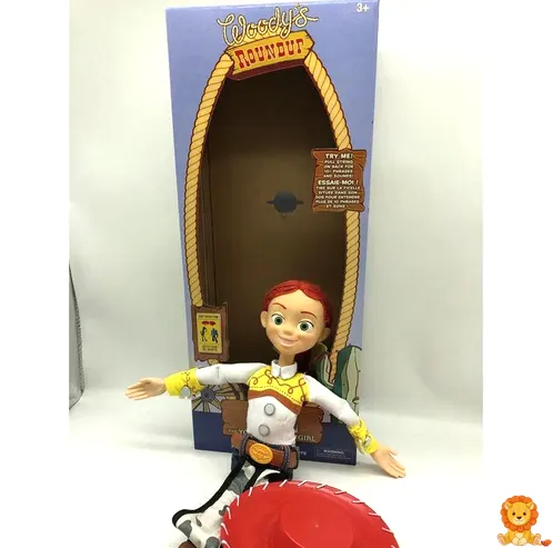 Peluche Poupée Jessie de Toy Story, con su característico sombrero de vaquera, trenzas rojas y traje detallado, lista para aventuras y abrazos. - View 3