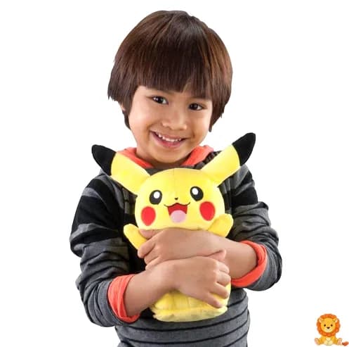 おしゃべりピカチュウぬいぐるみ人形。黄色い体、赤い頬、黒い耳が特徴です。話しかけると反応し、子供たちを楽しませます。 - View 3