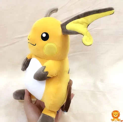 ライチュウのぬいぐるみ、オレンジ色の頬、大きな耳、稲妻のような尾が特徴。高品質で柔らかい素材で作られており、抱きしめるのに最適です。 - View 2