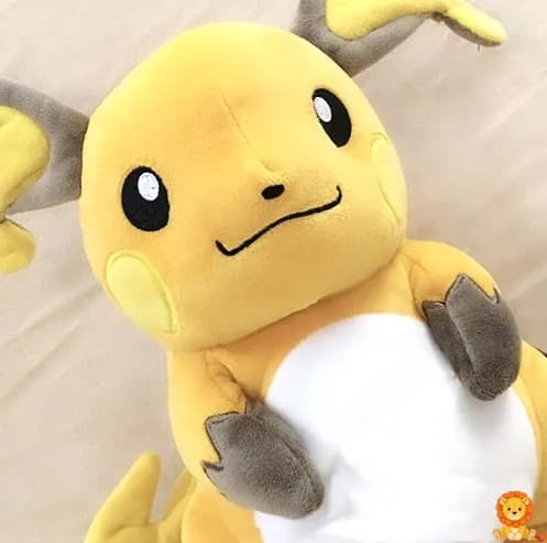 ライチュウのぬいぐるみ、オレンジ色の頬、大きな耳、稲妻のような尾が特徴。高品質で柔らかい素材で作られており、抱きしめるのに最適です。 - View 4