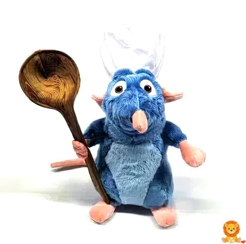 Peluche de Ratatouille sosteniendo una cuchara de cocina, con detalles bordados y expresiones adorables, perfecto para abrazar y decorar. - View 3