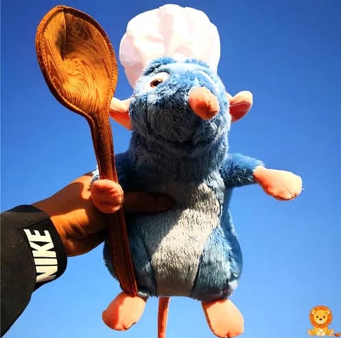 Peluche de Ratatouille sosteniendo una cuchara de cocina, con detalles bordados y expresiones adorables, perfecto para abrazar y decorar. - View 2