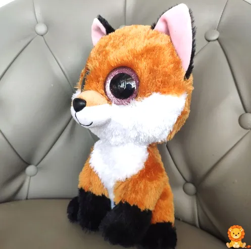 Schattige vos knuffel met zachte oranje vacht en grote, expressieve zwarte ogen, zittend en klaar om geknuffeld te worden. - View 4