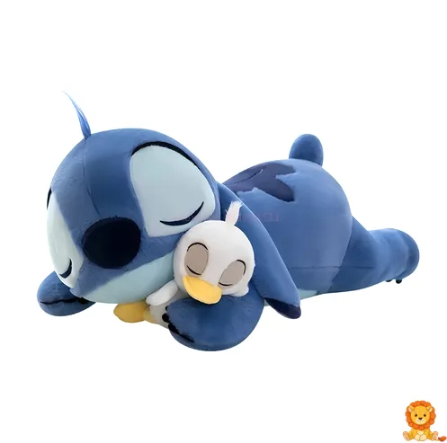 Boneka Stitch berbaring dengan bebeknya.