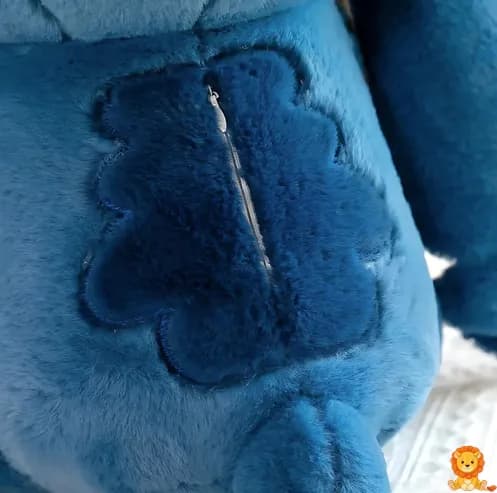 בובת סטיץ' כחולה מחזיקה לב אדום, עשויה מחומרים רכים ונעימים, מתנה מושלמת לאוהבי דיסני בכל הגילאים. - View 3