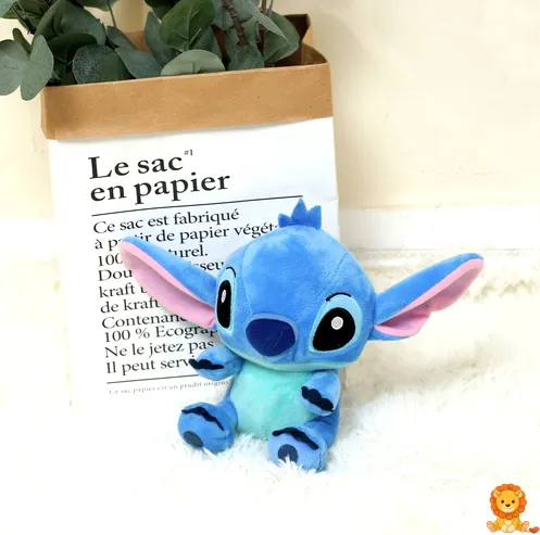 Uroczy pluszak Stitch siedzący, z dużymi uszami i uśmiechniętą buzią, wykonany z miękkiego, wysokiej jakości pluszu. Idealny do przytulania i zabawy. - View 2