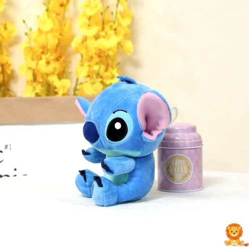 Uroczy pluszak Stitch siedzący, z dużymi uszami i uśmiechniętą buzią, wykonany z miękkiego, wysokiej jakości pluszu. Idealny do przytulania i zabawy. - View 3
