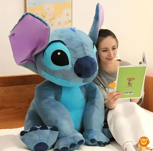 בובת סטיץ' XXL ענקית, רכה ופרוותית, בתנוחת ישיבה חייכנית. בובת סטיץ' גדולה במיוחד מבד איכותי ונעים למגע, מושלמת לחיבוקים. - View 6