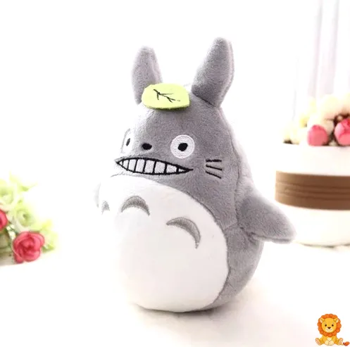 灰色または青色のトトロのぬいぐるみ。柔らかく高品質な素材で作られており、抱きしめるのに最適です。愛らしい表情とディテールが特徴です。 - View 2