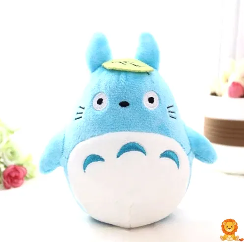 灰色または青色のトトロのぬいぐるみ。柔らかく高品質な素材で作られており、抱きしめるのに最適です。愛らしい表情とディテールが特徴です。 - View 3