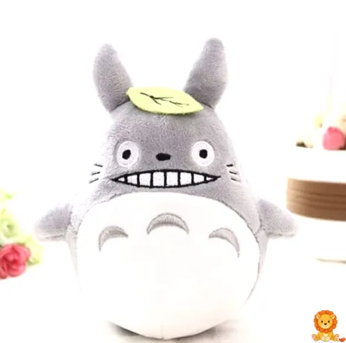 灰色または青色のトトロのぬいぐるみ。柔らかく高品質な素材で作られており、抱きしめるのに最適です。愛らしい表情とディテールが特徴です。 - View 5