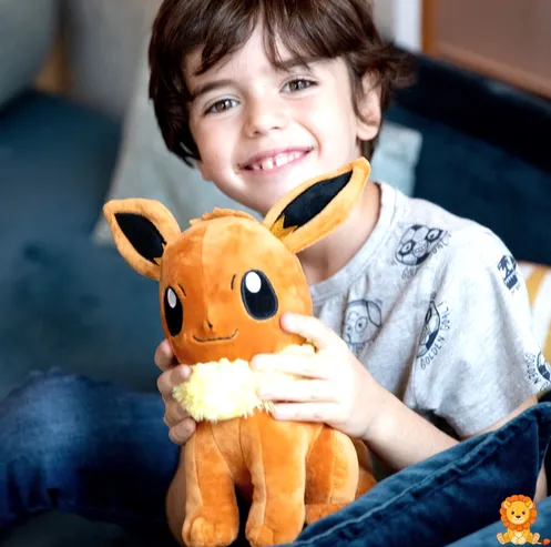 Plyšák Eevee, 20 cm vysoký, s hnědou srstí, velkýma očima a roztomilým úsměvem. Ideální společník pro fanoušky Pokémonů. - View 3