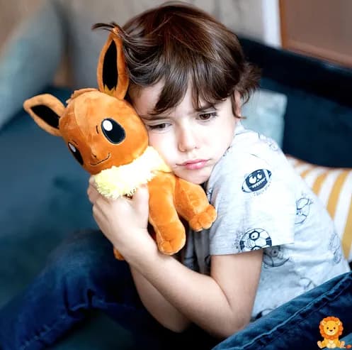 Plyšák Eevee, 20 cm vysoký, s hnědou srstí, velkýma očima a roztomilým úsměvem. Ideální společník pro fanoušky Pokémonů. - View 4