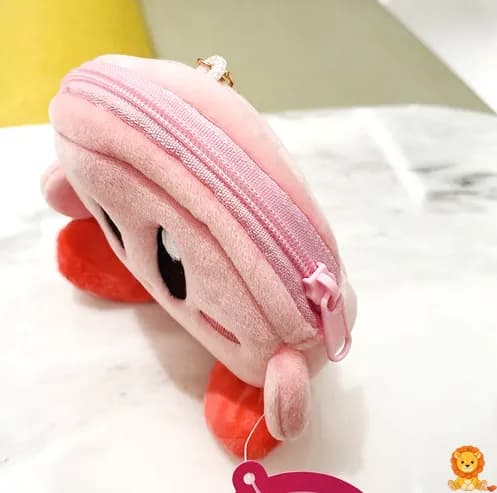Sevimli Kirby küçük el çantası, pembe renkte, güler yüzlü Kirby karakteri şeklinde, günlük kullanım için ideal, çocukların ve yetişkinlerin beğenisine sunulmuş şık ve kullanışlı aksesuar. - View 2